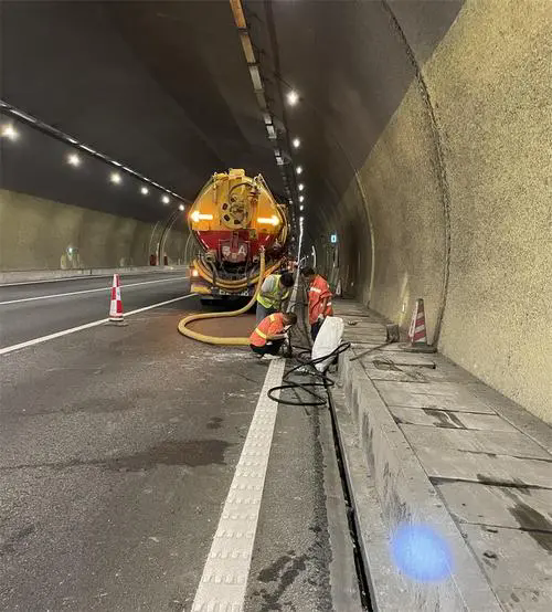 屏山隧道排水渠清淤